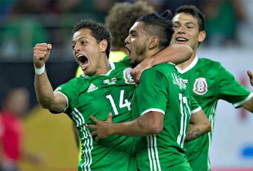 Tecatito Corona desmiente pelea con Chicharito Hern&aacute;ndez