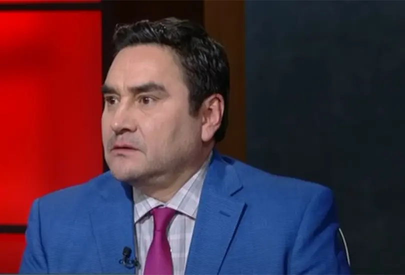 Se&ntilde;alan a Jorge Pietrasanta por quedarse dormido durante transmisi&oacute;n en vivo