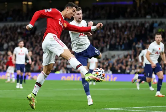 Cristiano Ronaldo anota un golazo en triunfo del Manchester United ante Tottenham