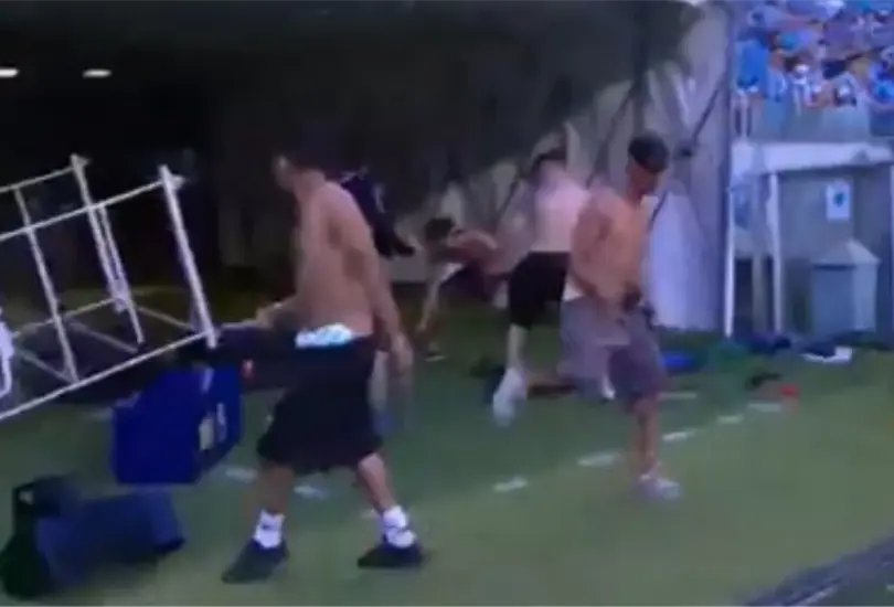 Hinchas del Gremio invaden la cancha y destruyen la cabina del VAR Hinchas del Gremio invaden la cancha y destruyen la cabina del VAR