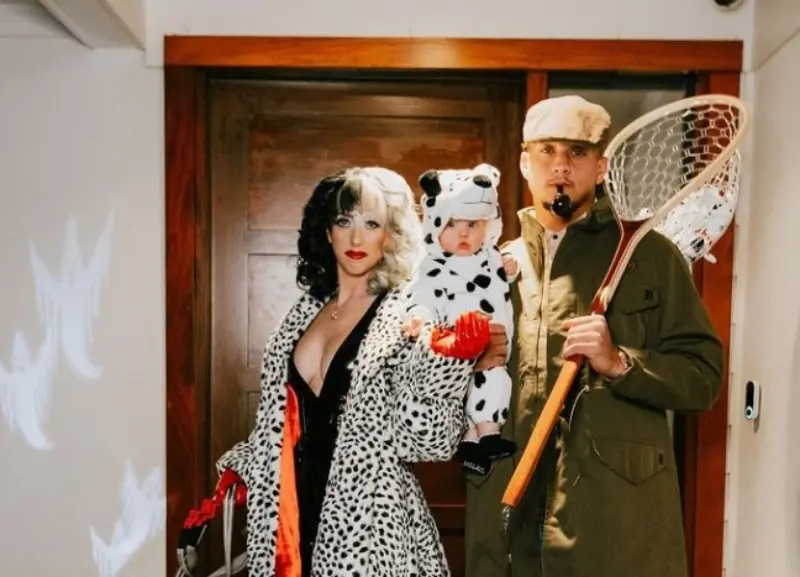 Patrick Mahomes y su pareja como en la película 'Cruella' (@patrickmahomes)