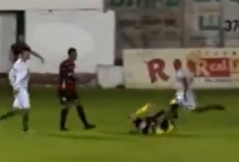Encarcelan a un futbolista brasileño por patear y dejar inconsciente a un árbitro Encarcelan a un futbolista brasileño por patear y dejar inconsciente a un árbitro