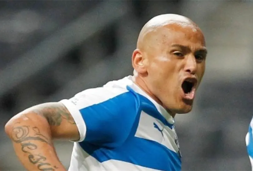 Chupete Suazo anota su primer gol con Raya2