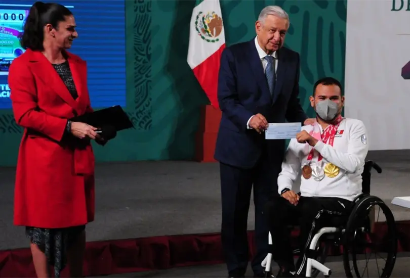 AMLO entrega est&iacute;mulos econ&oacute;micos a los atletas que participaron en Tokio 2020