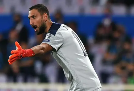 Con rechiflas y mensajes hostiles recibe la afición de Milán a Donnarumma