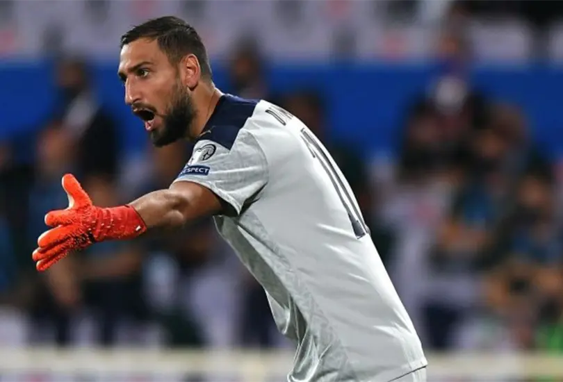 Con rechiflas y mensajes hostiles recibe la afici&oacute;n de Mil&aacute;n a Donnarumma