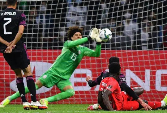 Las atajadas de Ochoa que evitaron la caída de México ante Canadá