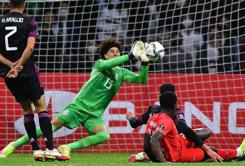 Las atajadas de Ochoa que evitaron la ca&iacute;da de M&eacute;xico ante Canad&aacute;