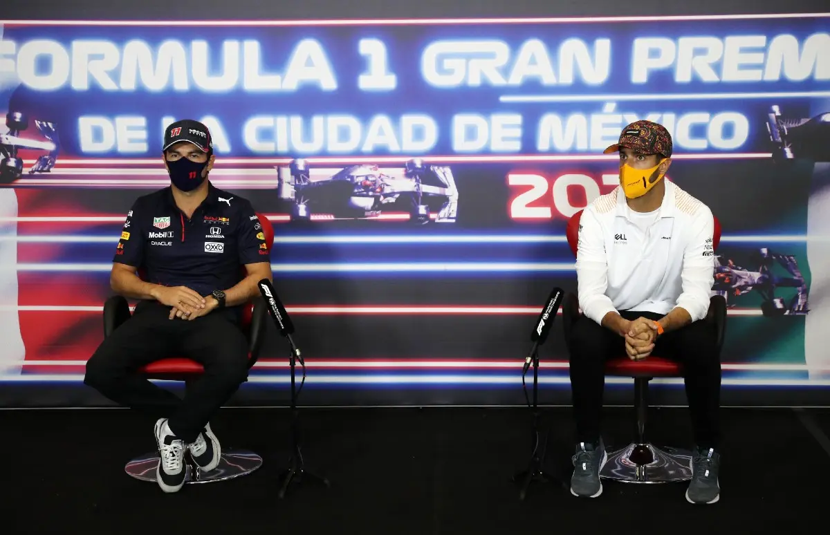 Checo Pérez con Daniel Ricciardo en conferencia de prensa - (Getty Images / Red Bull Content Pool)