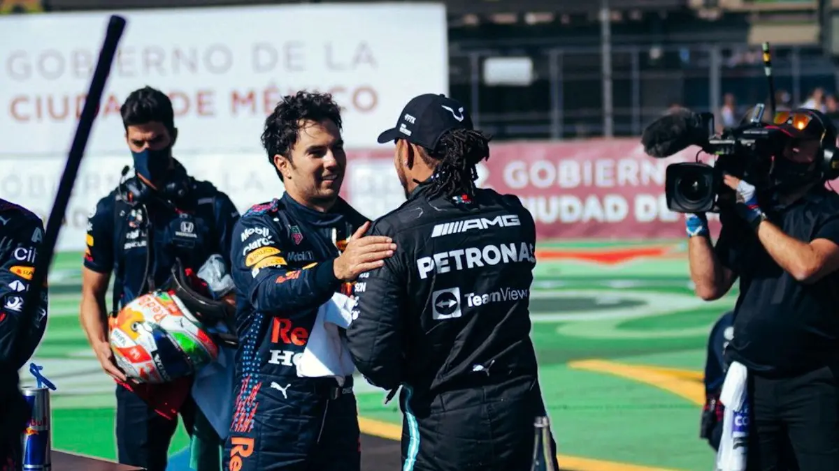 Checo Pérez y Lewis Hamilton se saludan después del GP de México - Twitter @MercedesAMGF1