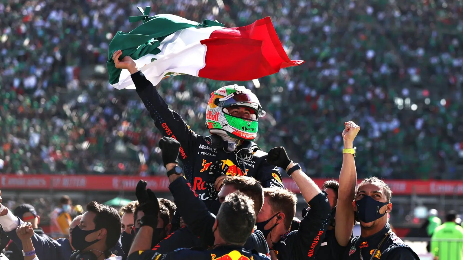 Checo Pérez fue cargado en hombros después que subió al podio en el GP de México - Twitter @RedBullMEX