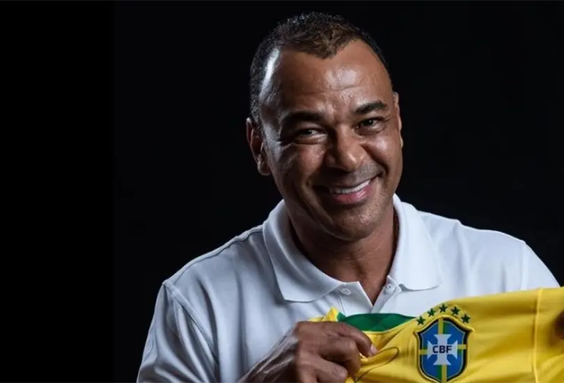 Brasil y el futbol mundial est&aacute;n carentes de &iacute;dolos, opina Caf&uacute;