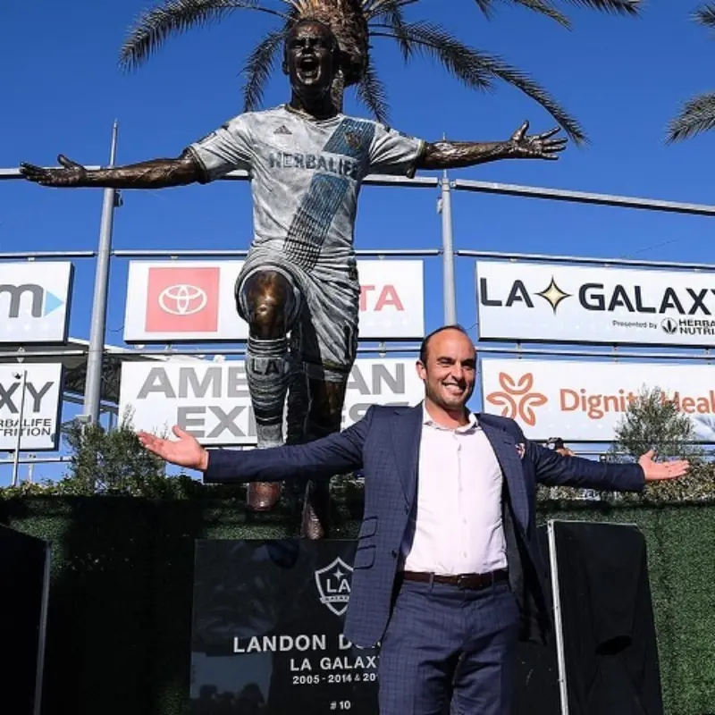 El exjugador del LA Galaxy en la presentación de su estatua (@landondonovan10)