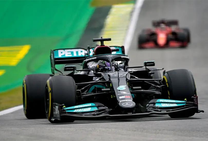 Hamilton vence a Verstappen por la pole en el GP de Sao Paulo; Checo en el Top 5 Hamilton vence a Verstappen por la pole en el GP de Sao Paulo; Checo en el Top 5