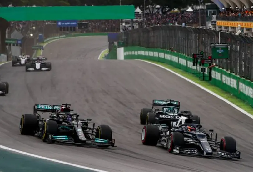Bottas gana sprint de Brasil y mantiene en la pelea a Hamilton