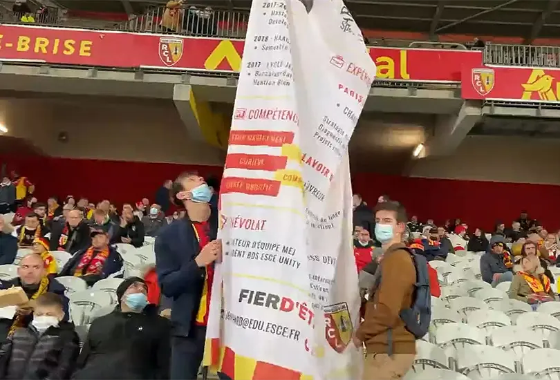 Aficionado del Lens presenta su curr&iacute;culum en gradas del estadio
