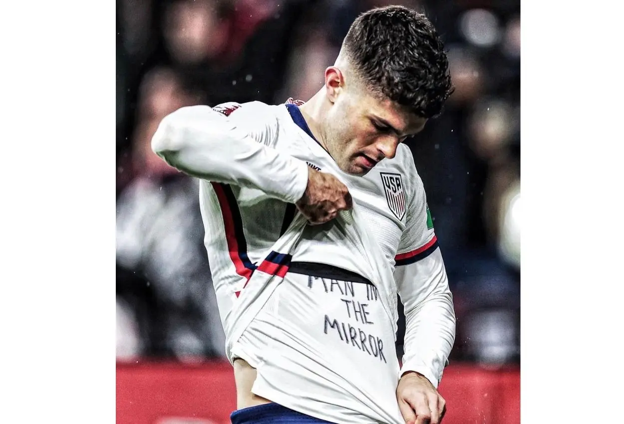 El futbolista del Chelsea le respondió con un mensaje en su playera a Guillermo Ochoa. Foto: Instagram cmpulisic.