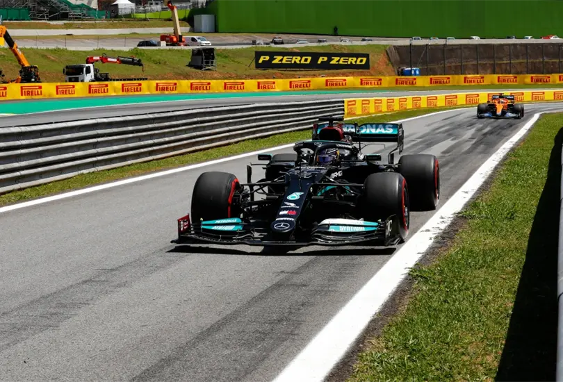 Hamilton le gana la batalla a Red Bull en el GP de Brasil; Checo P&eacute;rez es cuarto