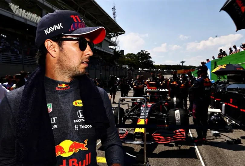 Checo P&eacute;rez queda sorprendido por la velocidad de los Mercedes 