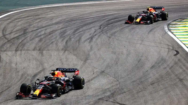 Max Verstappen y 'Checo' Pérez al inicio de la carrera (@redbullracing)