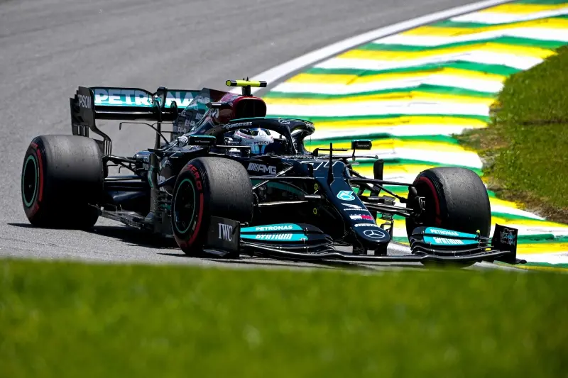 Lewis Hamilton consiguió rebasar a 'Checo' Pérez en la vuelta 19 (@MercedesAMGF1)