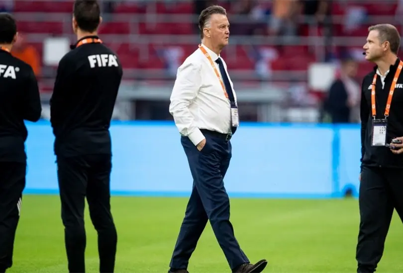Van Gaal se lesiona la cadera y dirige a Países Bajos desde un carrito de golf Van Gaal se lesiona la cadera y dirige a Países Bajos desde un carrito de golf