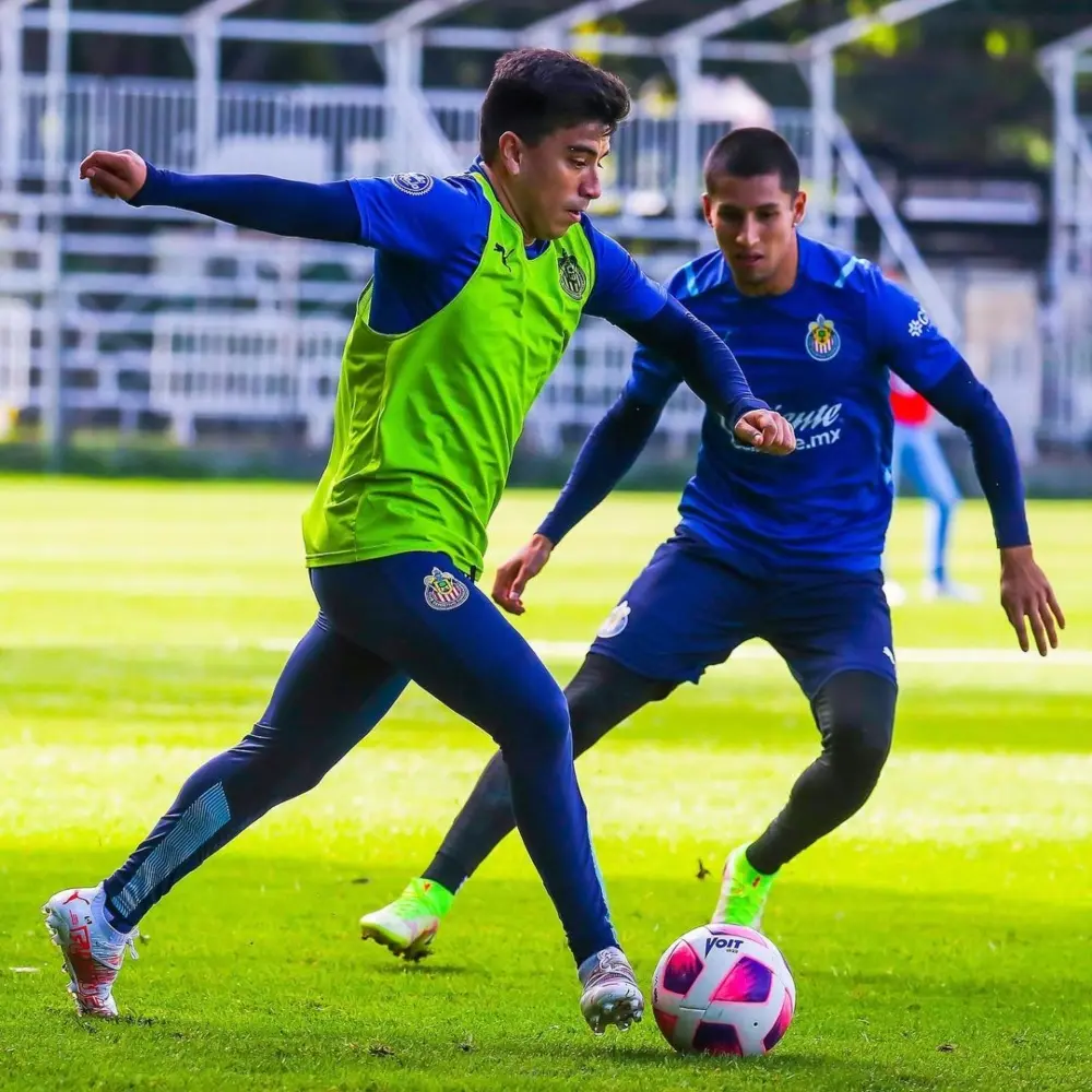 El mediocampista Fernando Beltrán en un entrenamiento. (Instagram @chivas)