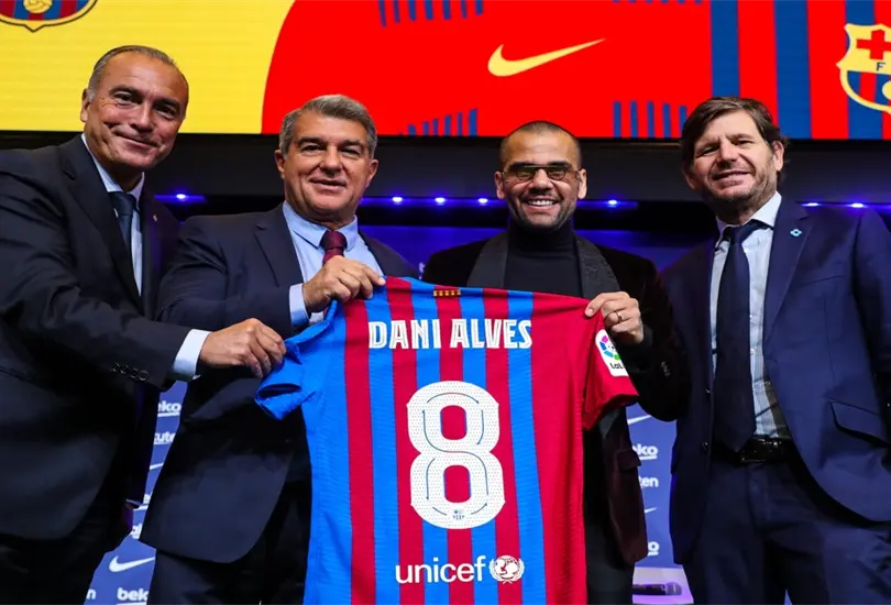 Dani Alves bromea con traer de vuelta a Messi al Barcelona