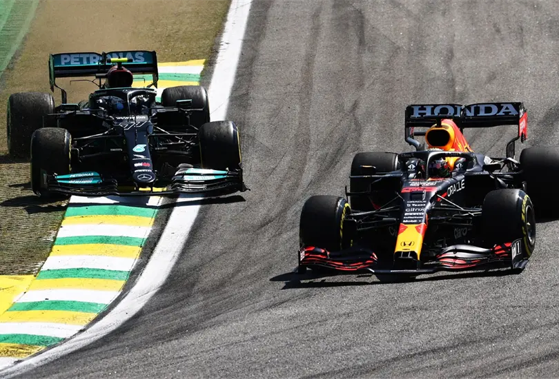 Verstappen podr&iacute;a perder puntos por sacar de la pista a Hamilton en el GP Sao Paulo