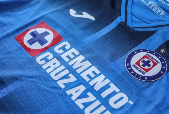 Playera conmemorativa de Cruz Azul recibe críticas; no trae 9 estrellas en el escudo