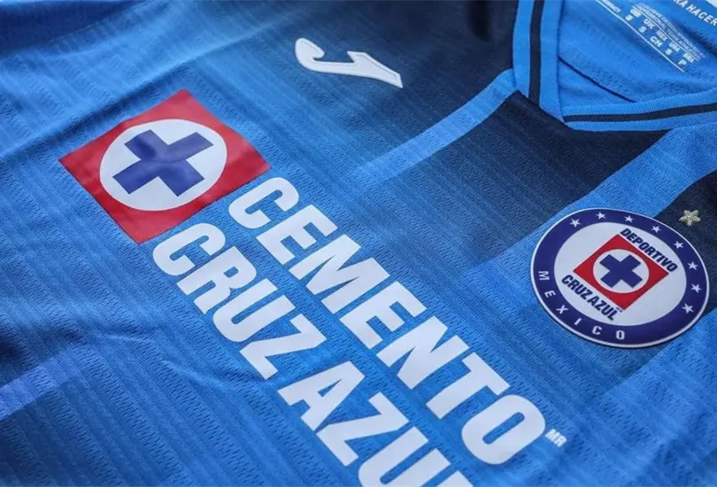 Playera conmemorativa de Cruz Azul recibe cr&iacute;ticas; no trae 9 estrellas en el escudo
