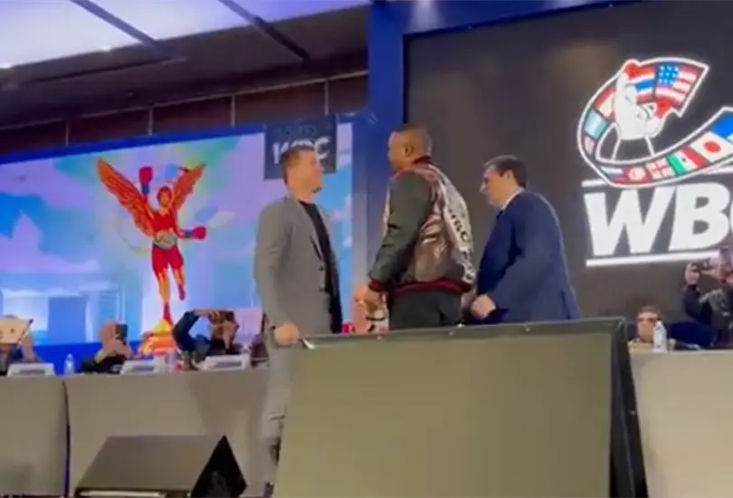 Makabu dice que derrotar&aacute; al Canelo; hacen careo en la convenci&oacute;n de la CMB