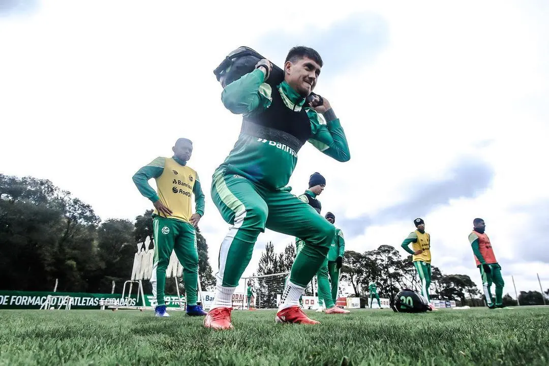 El jugador se mantiene entrenando a la espera de una buena oportunidad (Instagram - @ecjuventude)