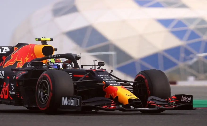 Checo Pérez en la práctica 1 del GP de Qatar - Twitter @SChecoPerez