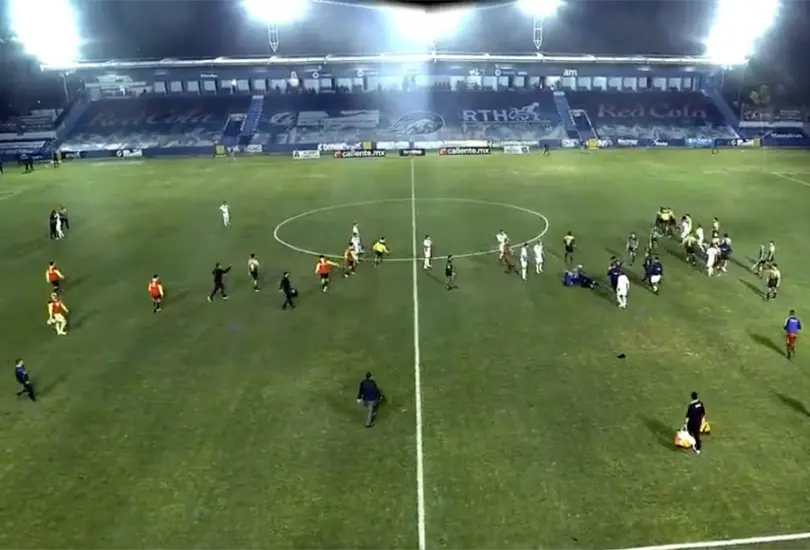 Aficionados invaden cancha del Celaya; intentan agredir a jugador de Dorados