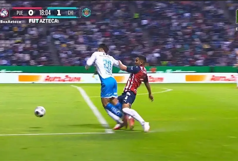 El penal en contra de Chivas que generó polémica en los aficionados El penal en contra de Chivas que generó polémica en los aficionados