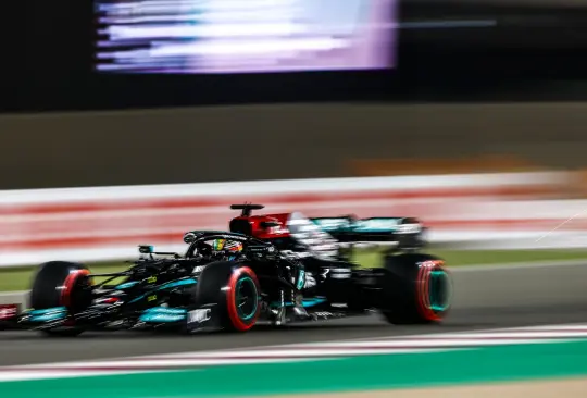 Hamilton gana el primer GP de Qatar; Checo queda en el Top 5