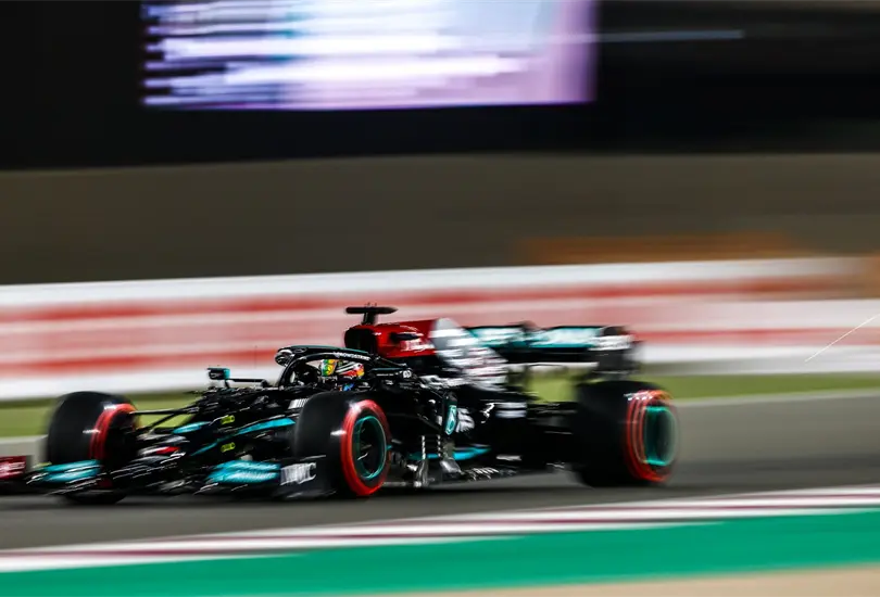 Hamilton gana el primer GP de Qatar; Checo queda en el Top 5 Hamilton gana el primer GP de Qatar; Checo queda en el Top 5
