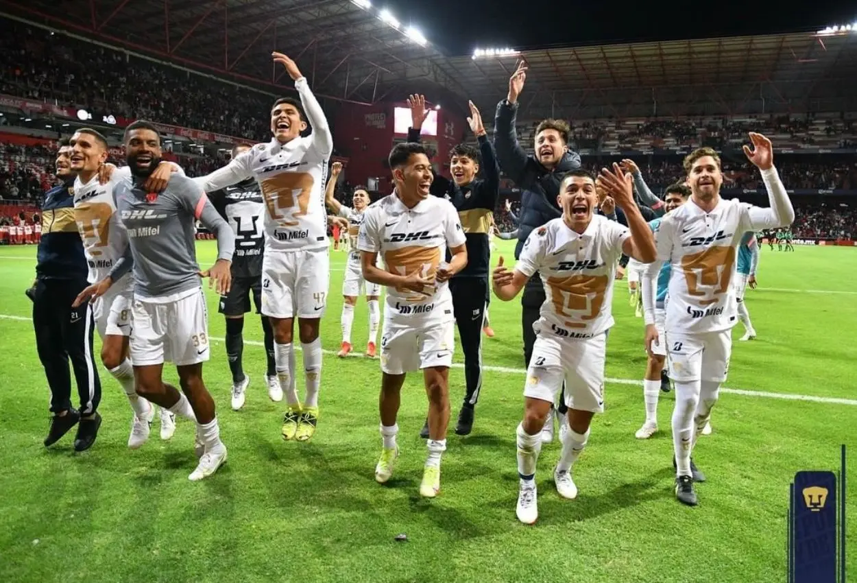 El cuadro universitario festejó con su afición el pase a la liguilla del Apertura 2021. Foto: Instagram Pumasmx