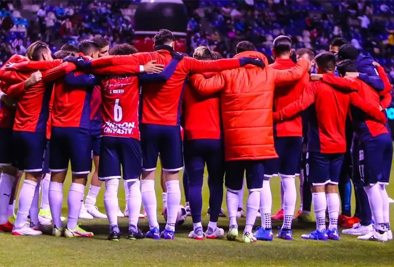 Amaury Vergara habr&iacute;a advertido a jugadores de Chivas que nadie saldr&iacute;a a Europa