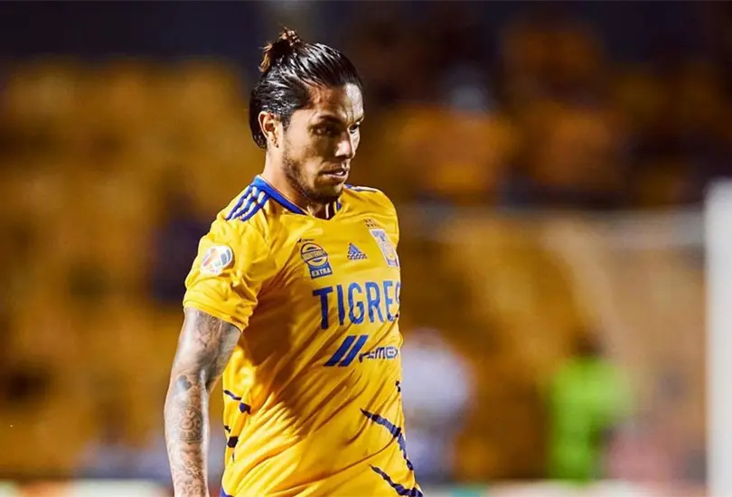 &iexcl;S&aacute;quenlo! Salcedo falla en los dos goles de Santos y se vuelve tendencia