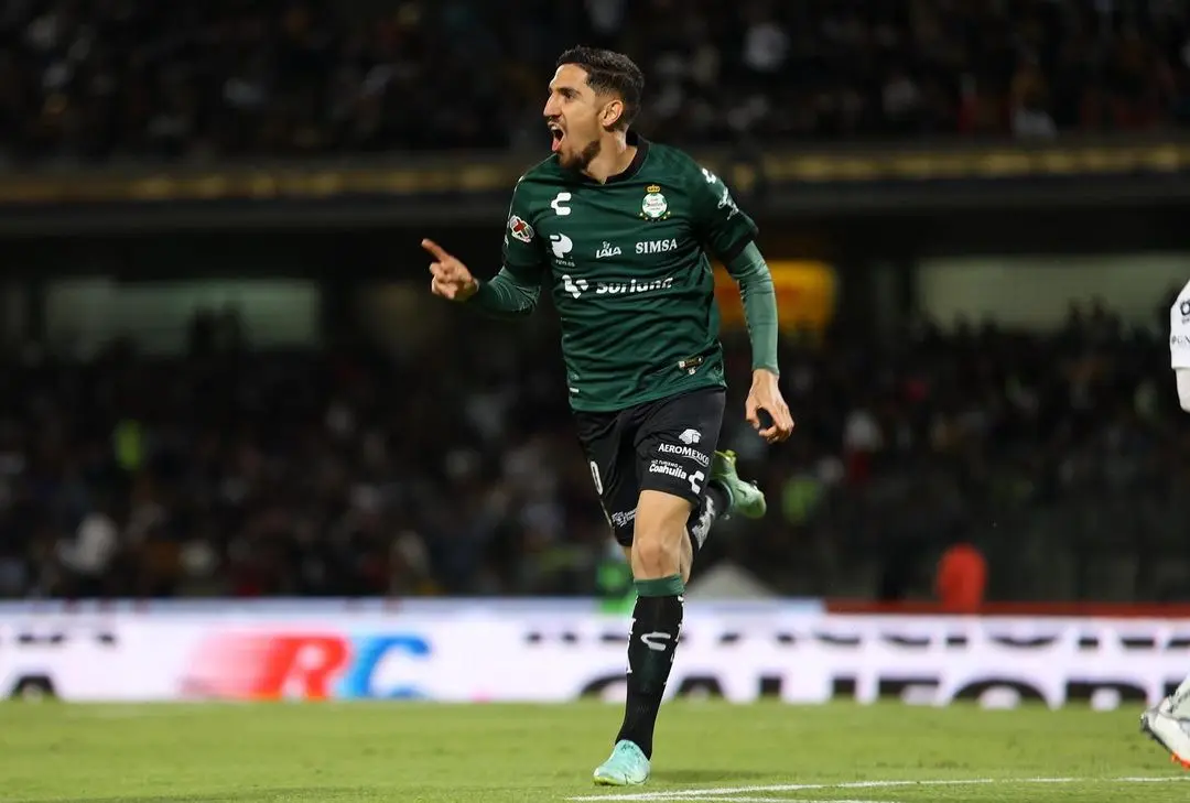 Diego Valdés celebra un gol con Santos - @clubsantos