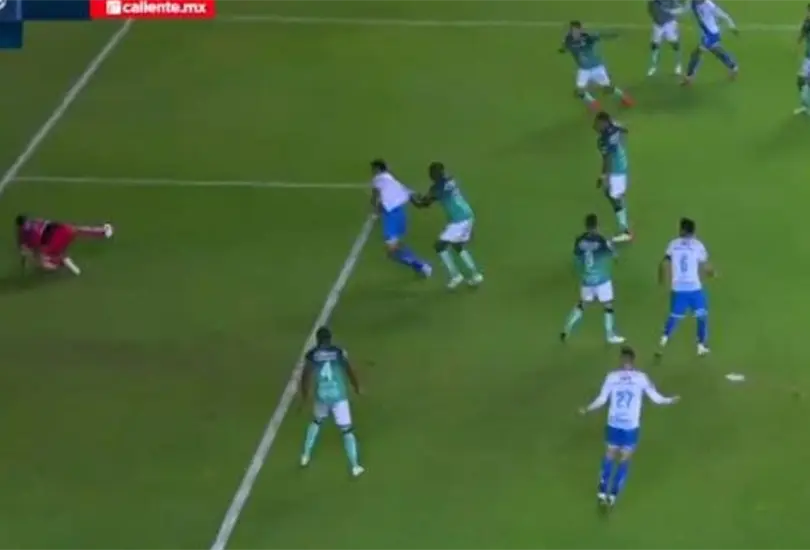 El posible penal que no le marcaron a Puebla contra Le&oacute;n; ya lo pierde la Franja