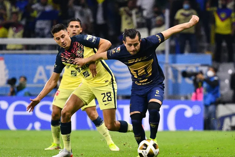 Alan Mozo disputa una pelota en el triunfo de Pumas sobre América - Twitter @PumasMX