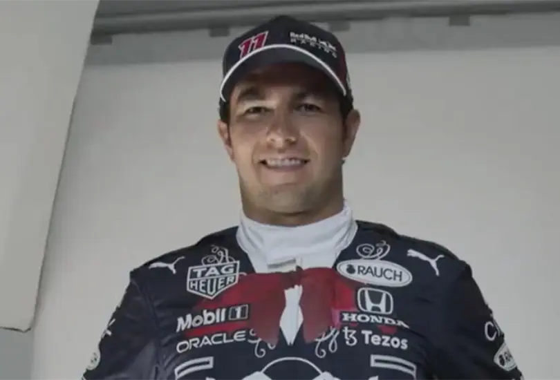 Checo P&eacute;rez presume uniforme de mariachi que usar&aacute; en el GP de M&eacute;xico