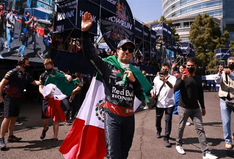 Ricciardo y Vettel aconsejan a Checo que ignore &oacute;rdenes de Red Bull y gane GP de M&eacute;xico
