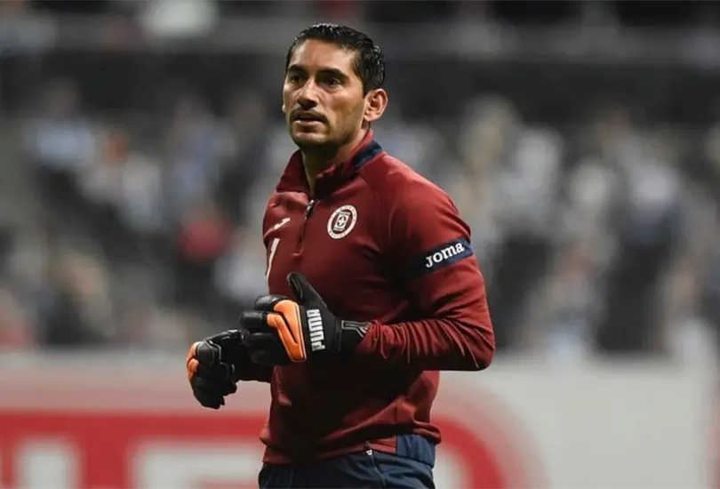 Corona se manifiesta en contra del grito homofóbico: rompe ritmo de juego Corona se manifiesta en contra del grito homofóbico: rompe ritmo de juego