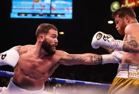 Caleb Plant es llevado al hospital tras ser noqueado por Canelo Álvarez