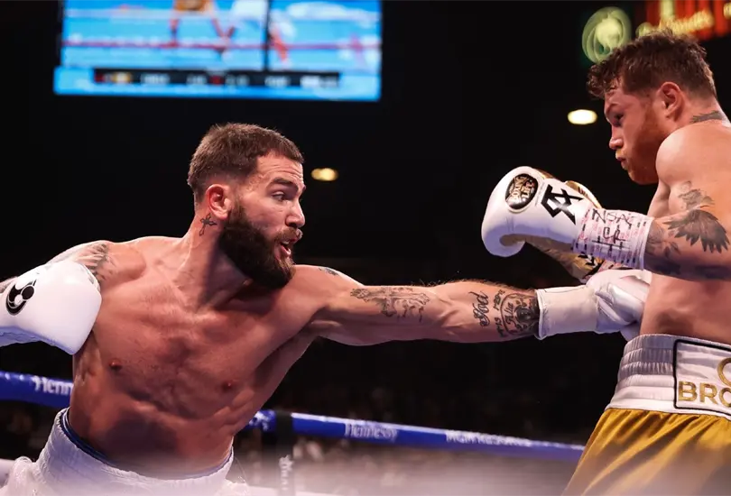 Caleb Plant es llevado al hospital tras ser noqueado por Canelo &Aacute;lvarez