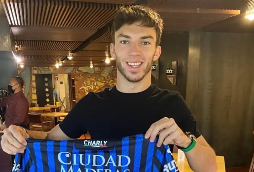 Quer&eacute;taro presume al piloto de F1 Pierre Gasly con la playera 10